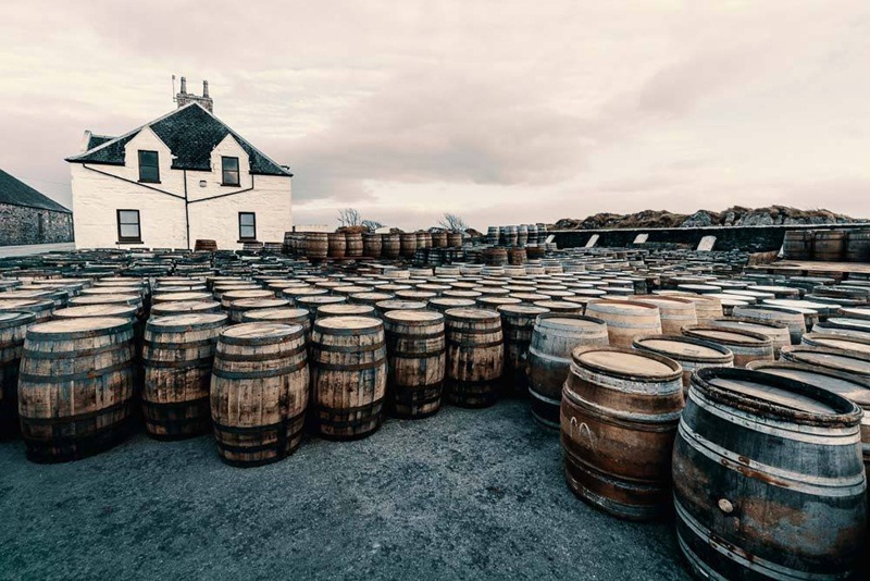Các thùng rỗng chờ đổ rượu vào ủ tại Ardbeg, chủ yếu là ex-Bourbon