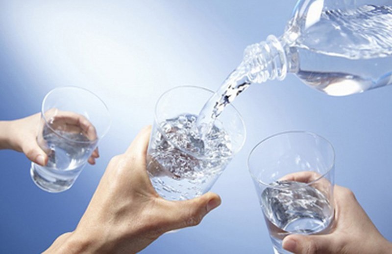 Rượu là một chất lợi tiểu nên bạn cần bổ sung nước khi say rượu