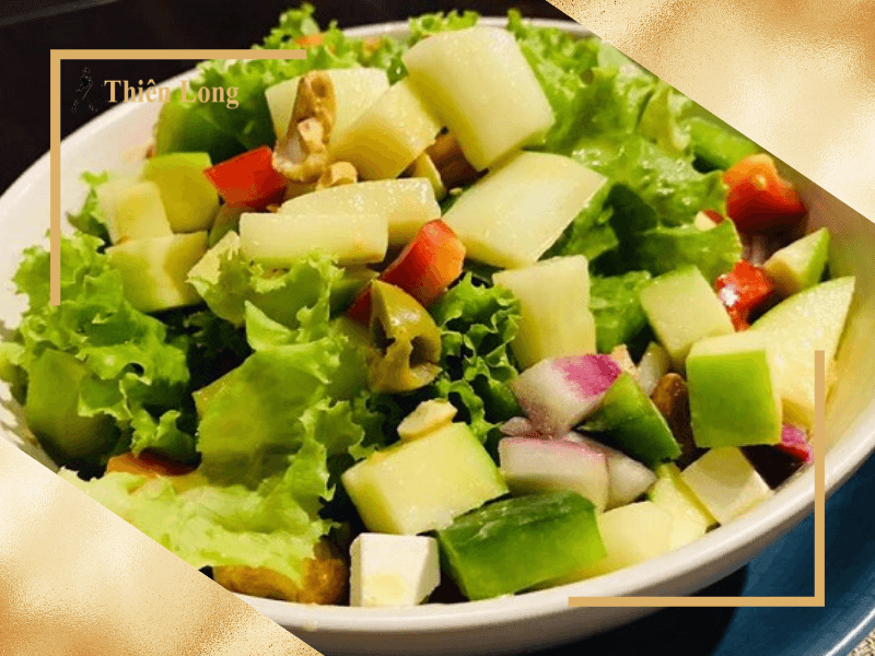 Salad trái cây cũng là một sự kếp hợp hay ho, trái cây thanh mát hòa quyện với whisky sẽ mang lại một cuộc dạo chơi thú vị cho vị giác 